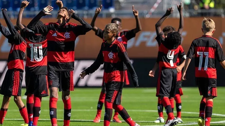Time Flamengo Sub-12 em campo após o vice-campeonato do Mundial na Espanha.