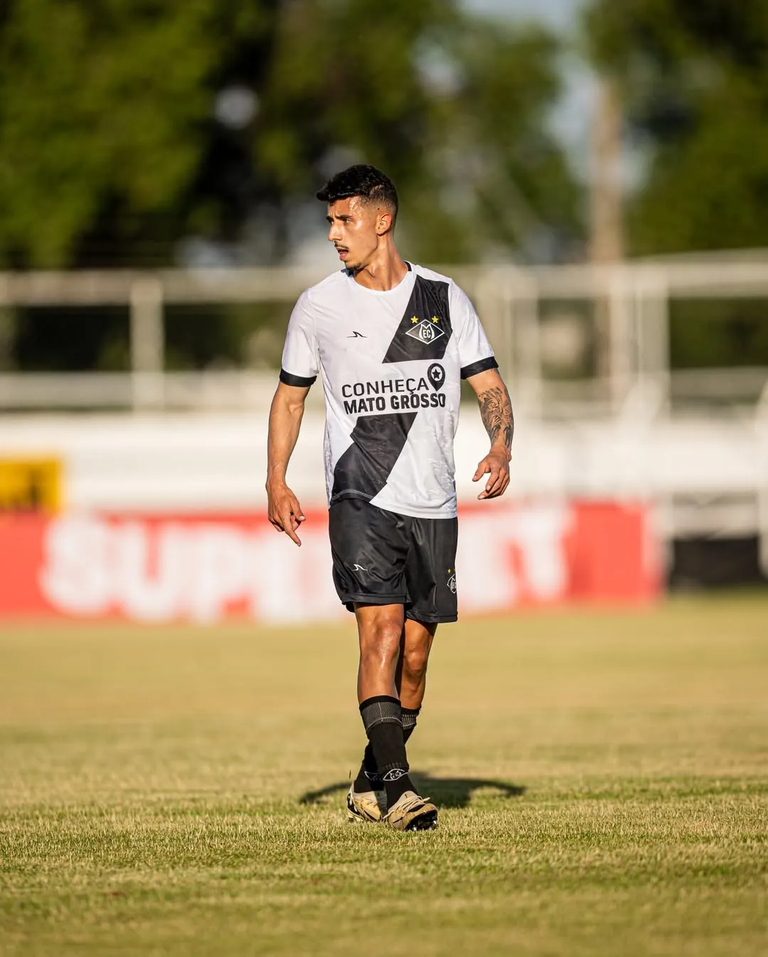 Flávio Henrique, meia do Mixto, em campo