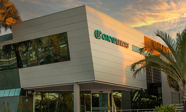 Executivos de Fleury, Porto e Oncoclínicas em reunião sobre nova empresa de tratamento de câncer.