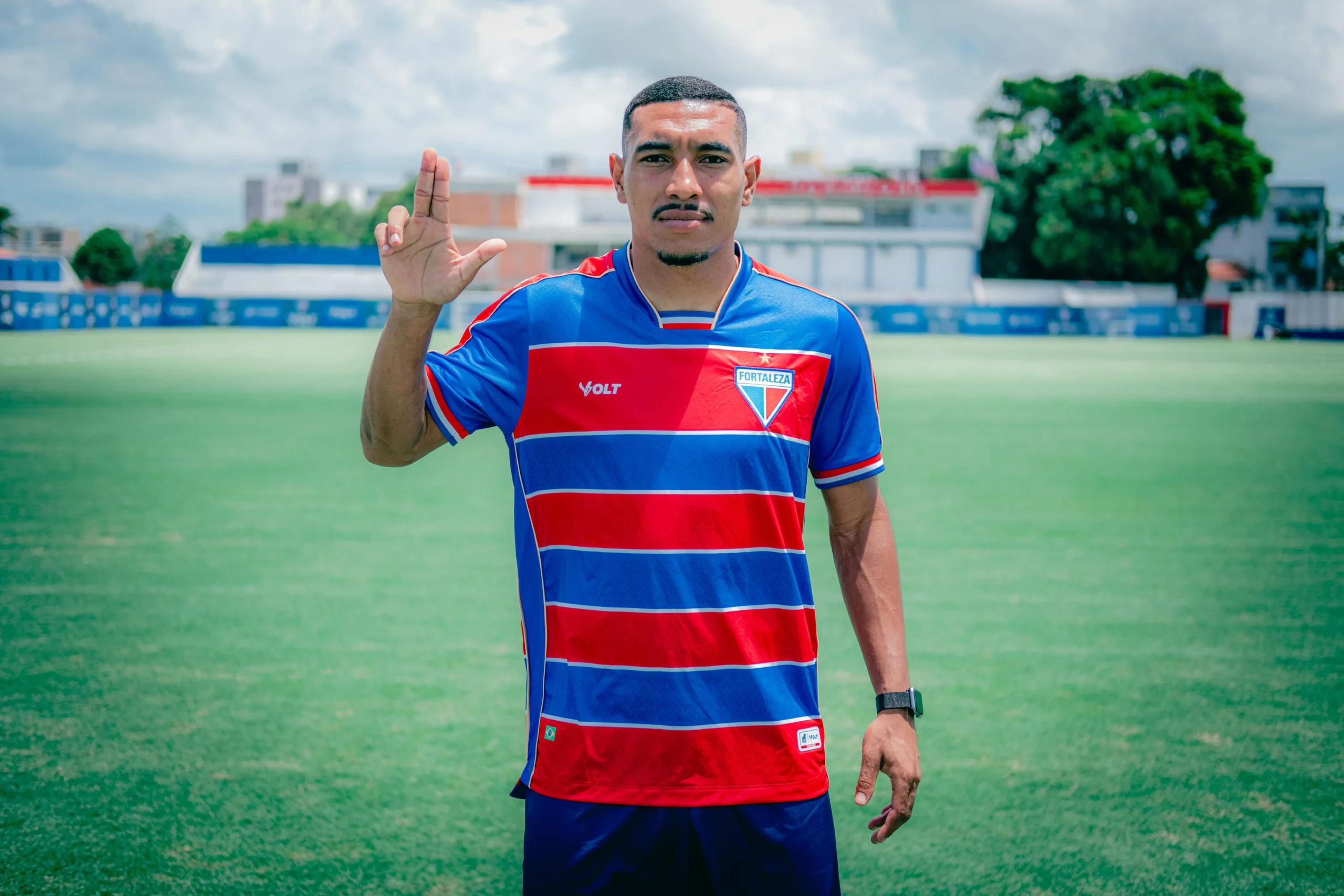 Maurício Mucuri com a camisa do Fortaleza