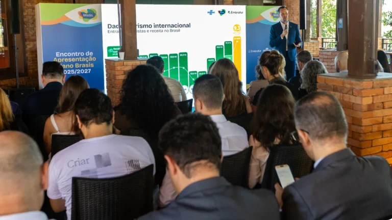 Marco das Três Fronteiras Foz do Iguaçu pôr do sol rios Iguaçu Paraná obeliscos Brasil Argentina Paraguai Plano Brasis turismo