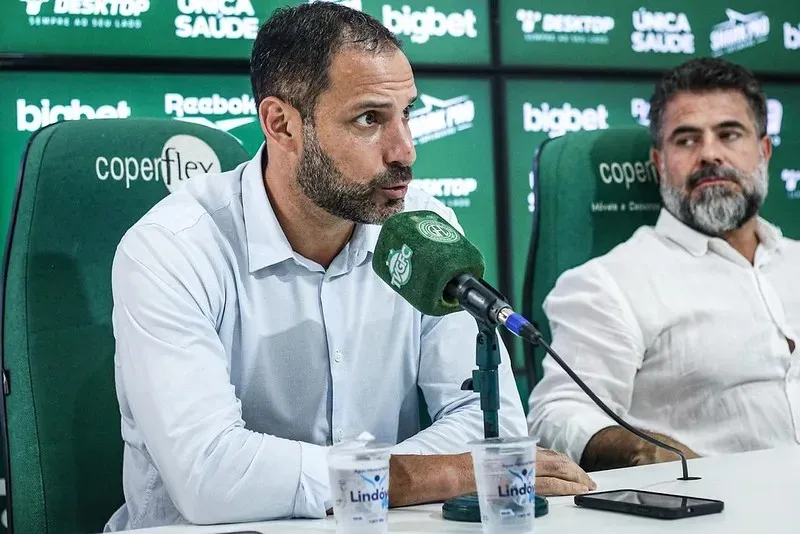 Carlos Frontini, executivo do Guarani, em campo, falando sobre as finanças do clube e o futuro de Ralf