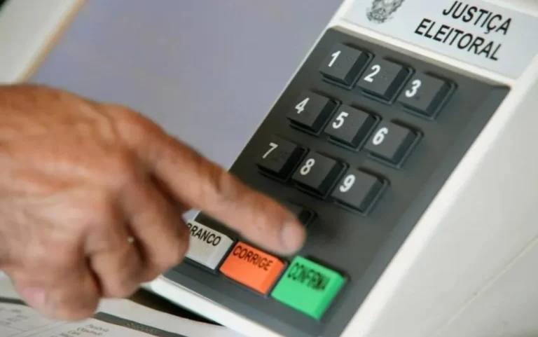 Urna eletrônica com mão de eleitor votando, representando a influência do voto no Fundo Partidário.