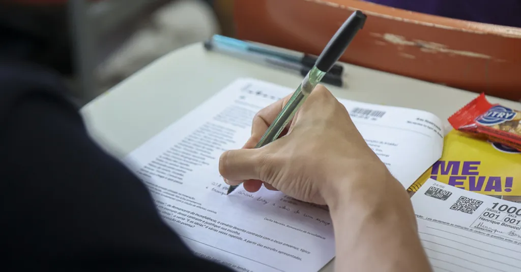 Candidatos prestando o Vestibular Fuvest 2027