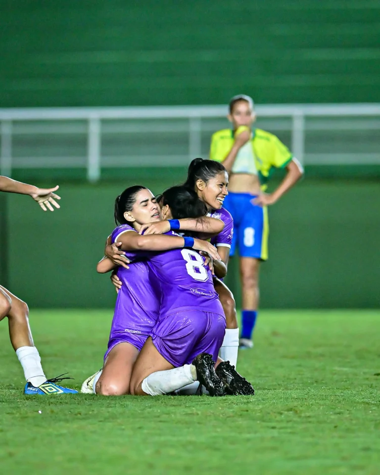 Atleta do Galvez Feminino celebrando gol que garantiu a vice-liderança no Brasileiro A3.