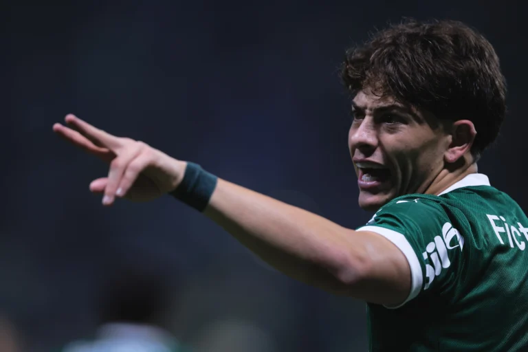 Agustín Giay, jogador do Palmeiras, sorrindo e celebrando a convocação para a seleção da Argentina