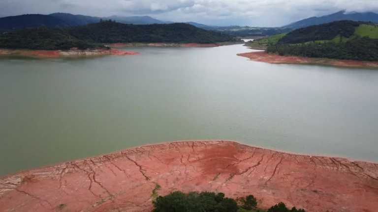 Represa Jaguari-Jacareí com nível de água reduzido na Grande São Paulo