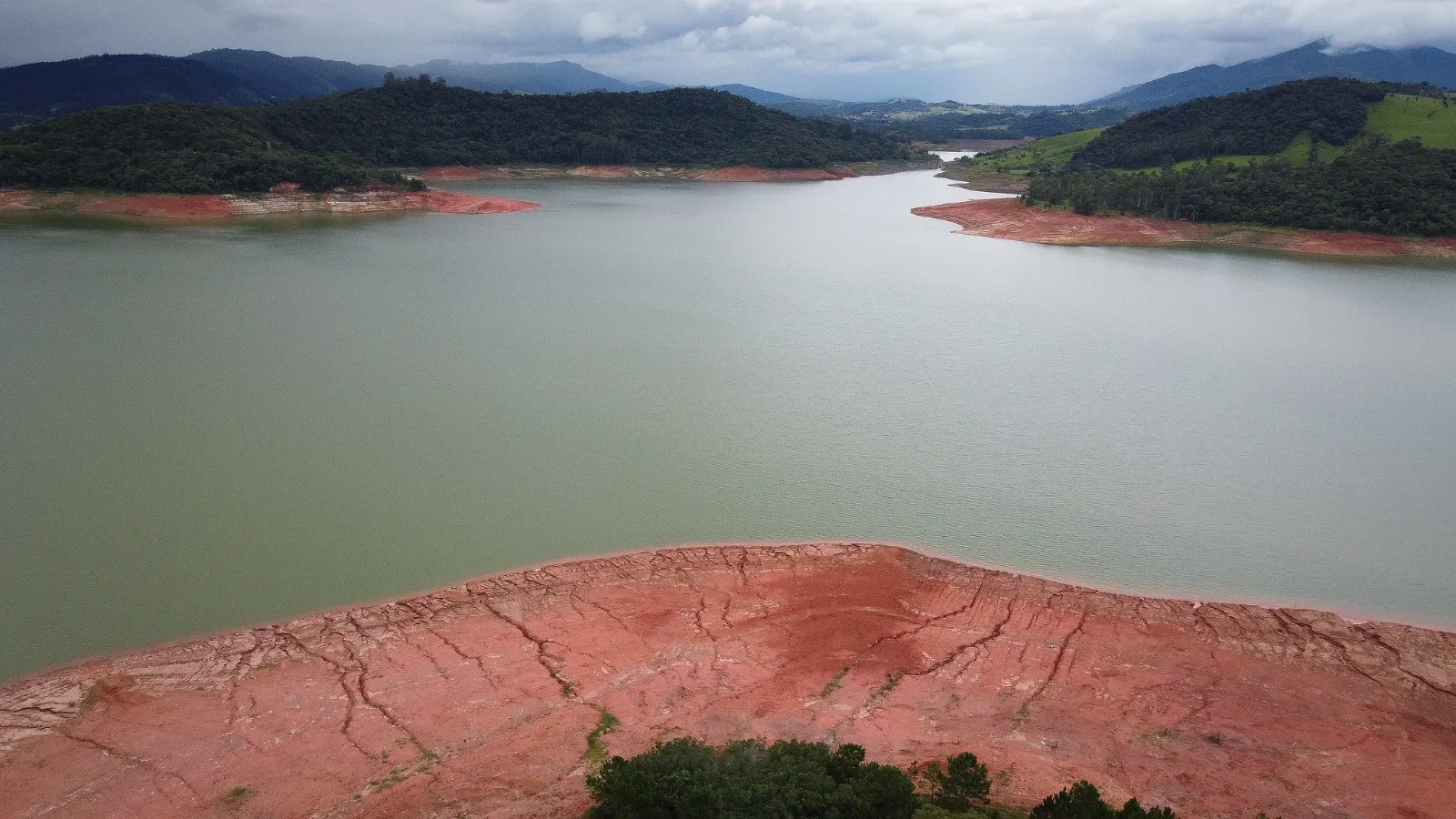 Represa Jaguari-Jacareí com nível de água reduzido na Grande São Paulo