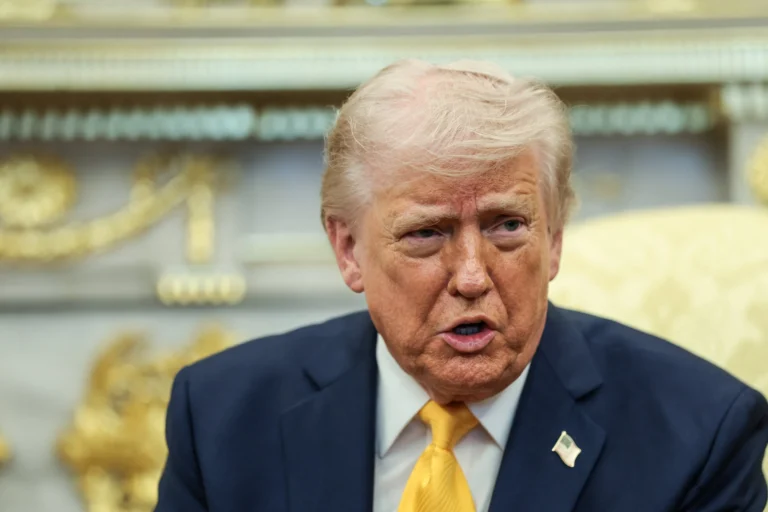 Plataforma de petróleo ao pôr do sol com executivo olhando mapa global, simbolizando a alta do petróleo e a incerteza do mercado.