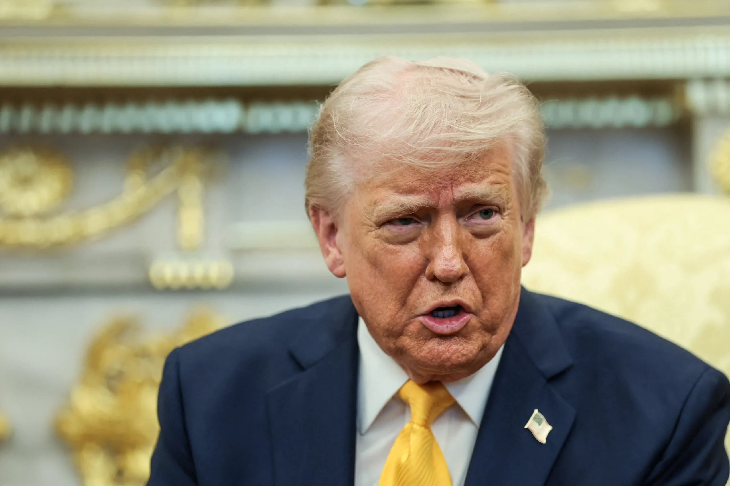 Plataforma de petróleo ao pôr do sol com executivo olhando mapa global, simbolizando a alta do petróleo e a incerteza do mercado.