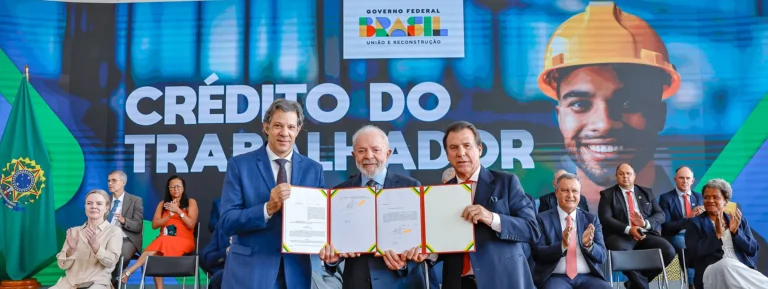 Mãos calculando juros em empréstimo consignado privado para trabalhadores