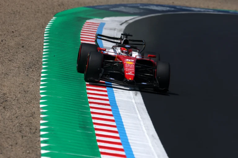 Carro de Fórmula 1 no GP do Japão em Suzuka