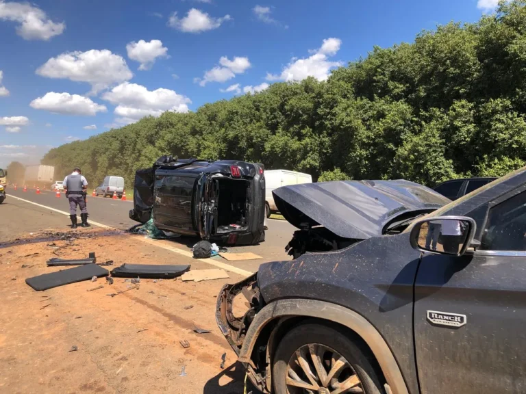 Colisão frontal na SP-191 em Conchal com veículos acidentados e equipes de emergência.
