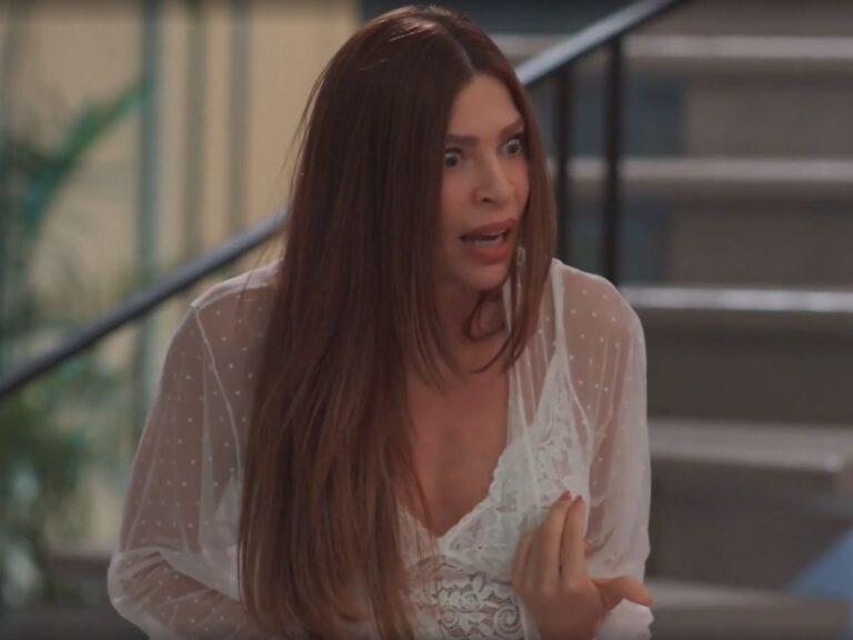 Grazi Massafera em evento de premiação, sorrindo e comemorando