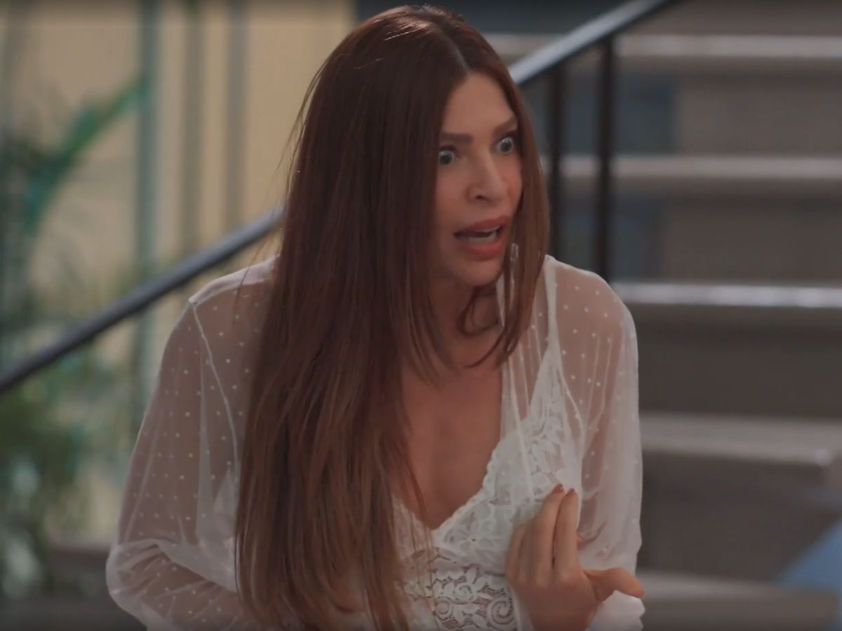 Grazi Massafera em evento de premiação, sorrindo e comemorando