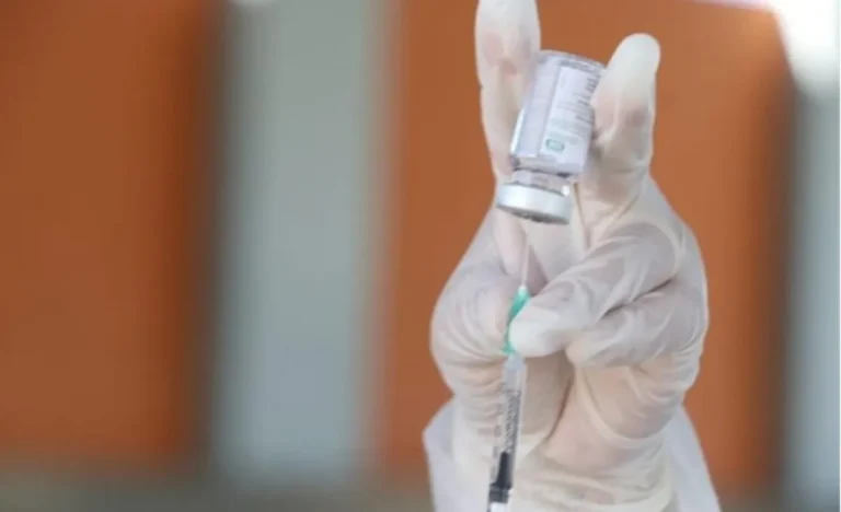 Vacinação contra gripe, idoso recebendo dose, enfermeira aplicando vacina