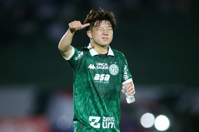 Ryuta Takahashi, meia do Guarani, em campo de futebol