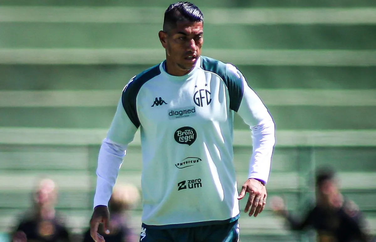 Ralf, volante do Guarani, jogando futebol na Série C