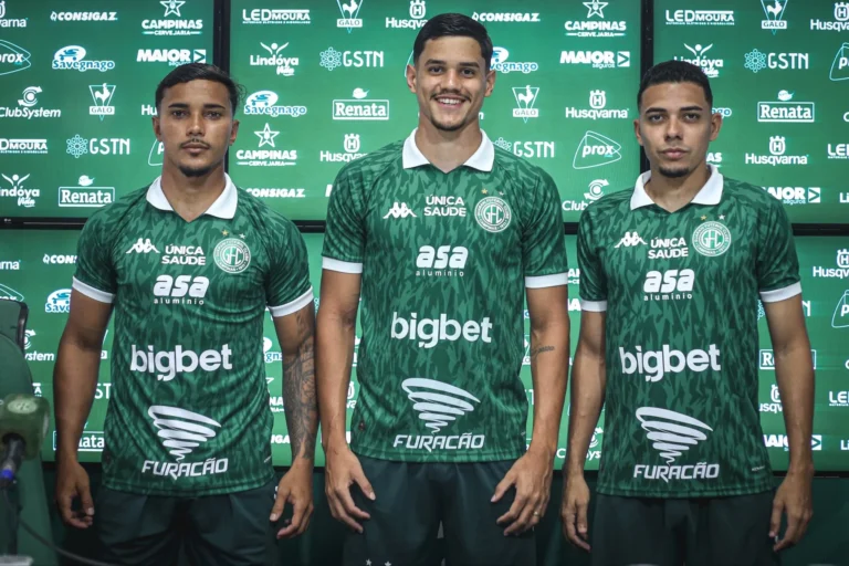 Jogadores Ynaiã, Edson, Carlos Eduardo e João Paulo, os novos reforços do Guarani, em apresentação oficial.