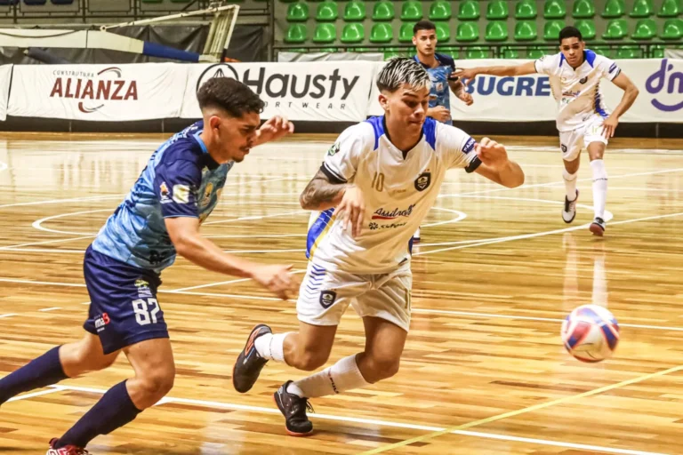 Dois jogadores de futsal sub-20 disputando a bola em quadra durante o campeonato paulista