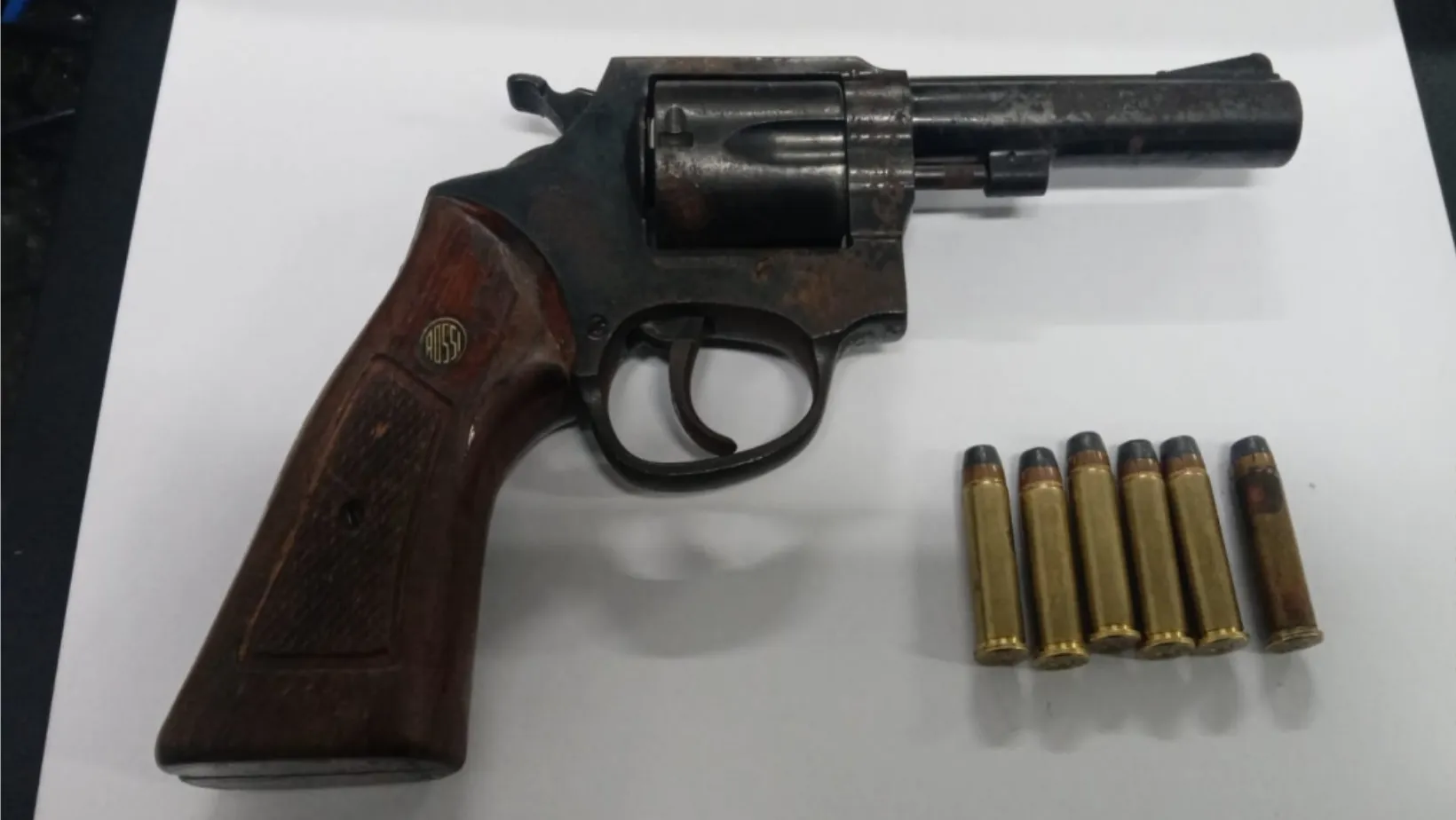 Algemas em cima de documentos, arma com numeração raspada, Guarda Civil preso, Caraguatatuba, liberdade provisória