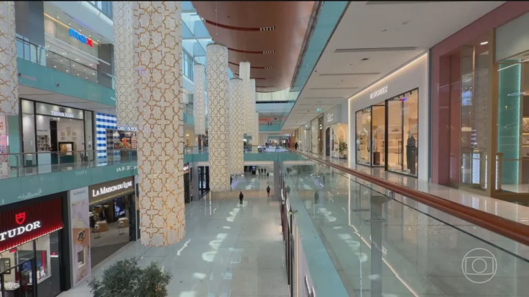 Shoppings e ruas de Dubai com pouco movimento devido à queda no turismo