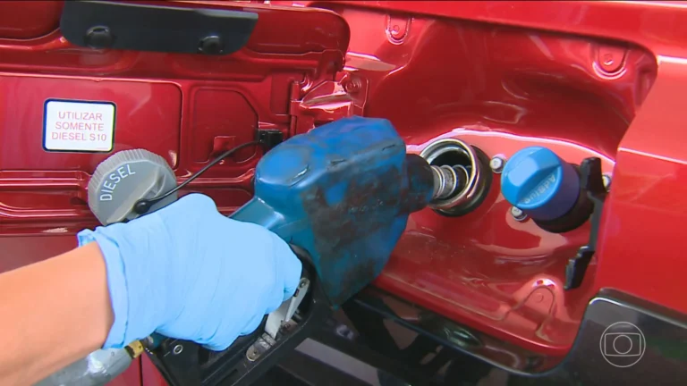 Bomba de gasolina mostrando preços altos e mapa do Oriente Médio ao fundo, representando a crise dos combustíveis.