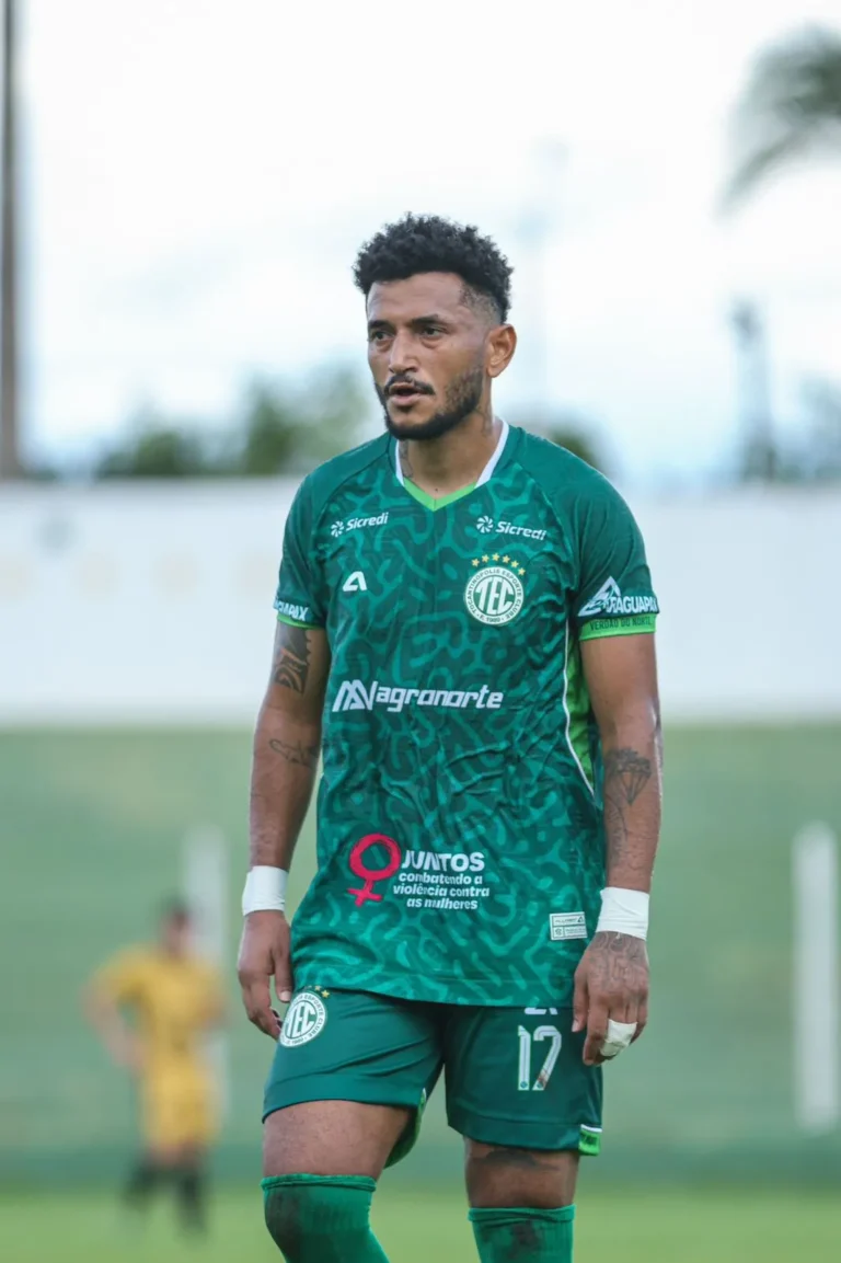 Jogador Rogério, Neymar do Nordeste, celebrando gol pelo Tocantinópolis