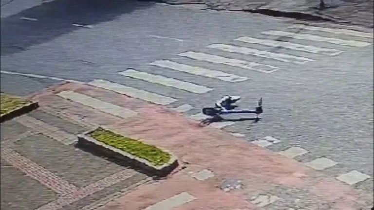 Colisão entre patinete elétrico e motocicleta no centro de BH