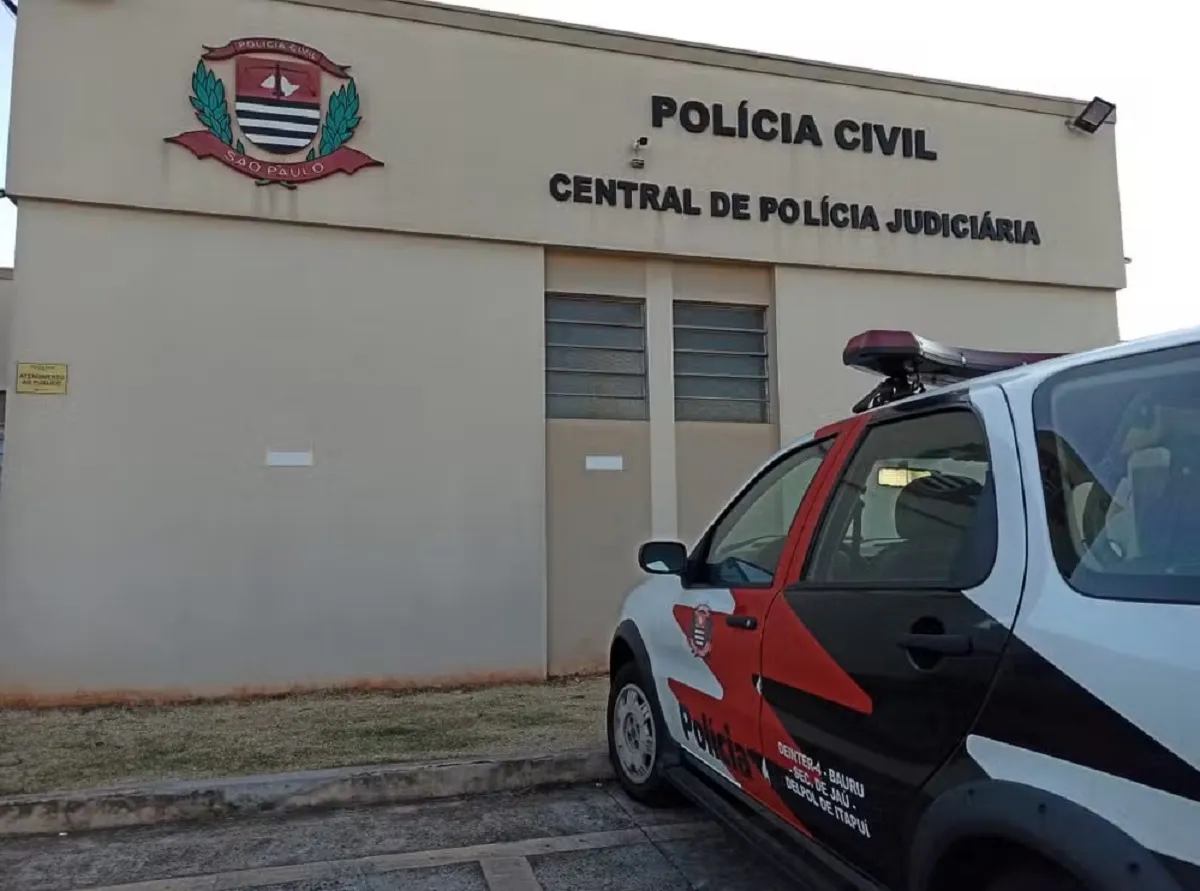 Viaturas da polícia no local de um homicídio em Dois Córregos, com fita de isolamento e agentes investigando.