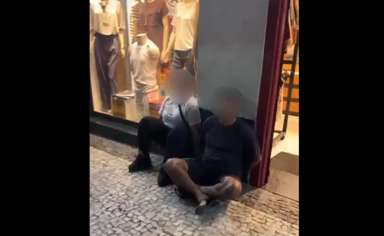 Casal detido por polícia em frente a farmácia em Cabo Frio, após furtos