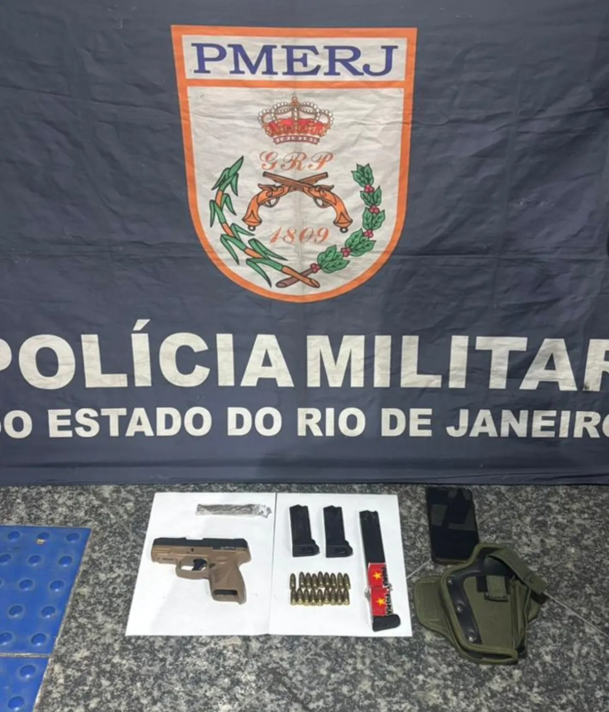 Operação policial em Cabo Frio resulta na prisão de homem com arma, drogas e macaco sagui.