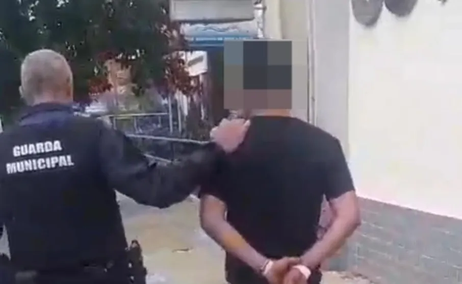 Patrulha Maria da Penha prendendo homem por descumprimento de medida protetiva em Volta Redonda