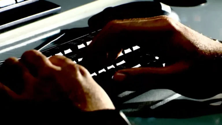 Mulher angustiada com celular, crime de revenge porn, violação de privacidade, fotos íntimas vazadas.