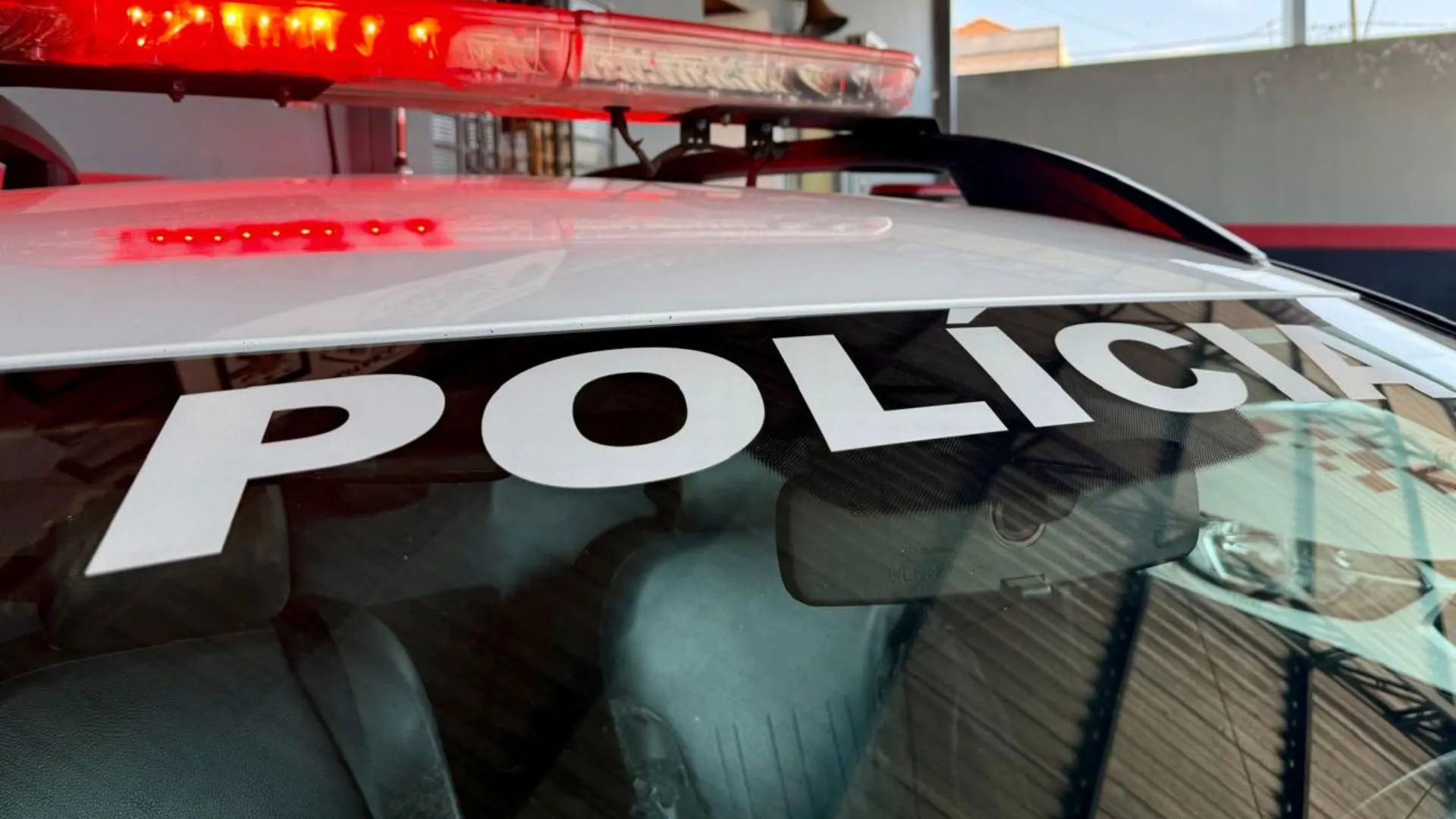 Mãos de uma pessoa fazendo Pix no celular durante sequestro-relâmpago em carro