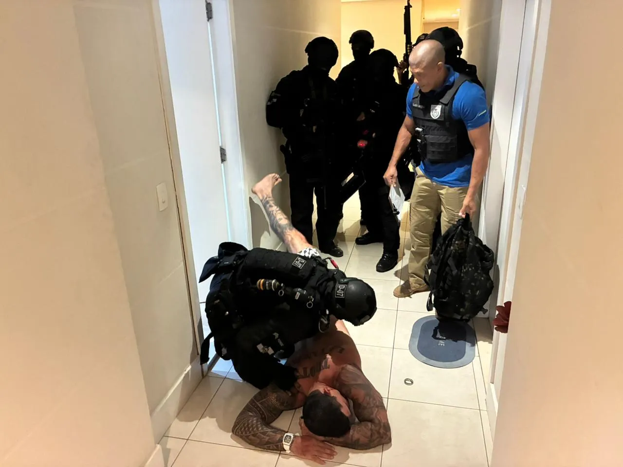 Policiais do Bope negociam com homem armado durante sequestro em apartamento na Barra da Tijuca