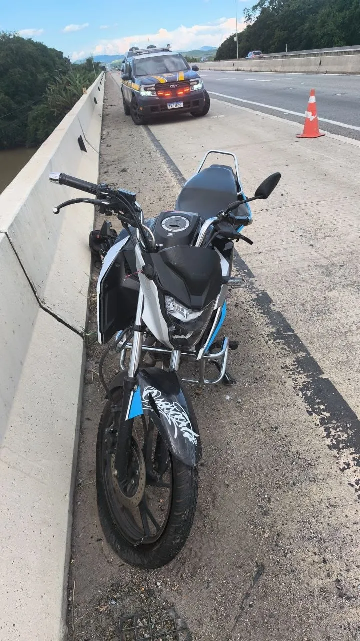 Motociclista em estrada, Via Dutra, segurança, prevenção de acidentes de moto.