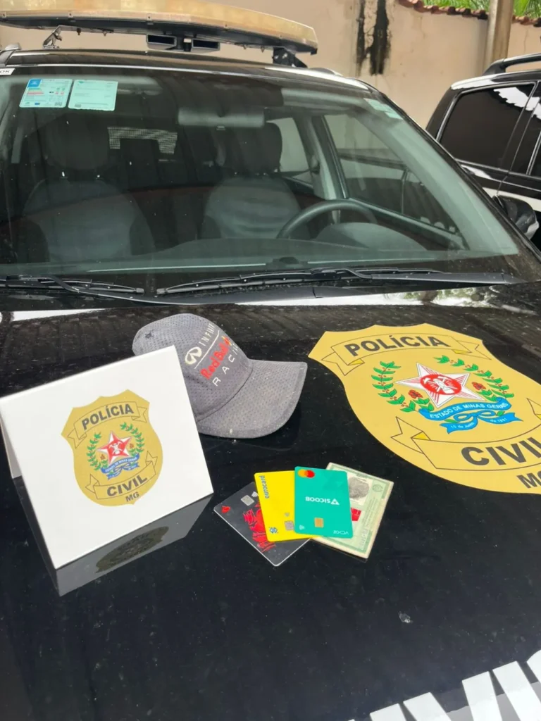 Mão segurando cartões de crédito, representando furto e compras ilegais.