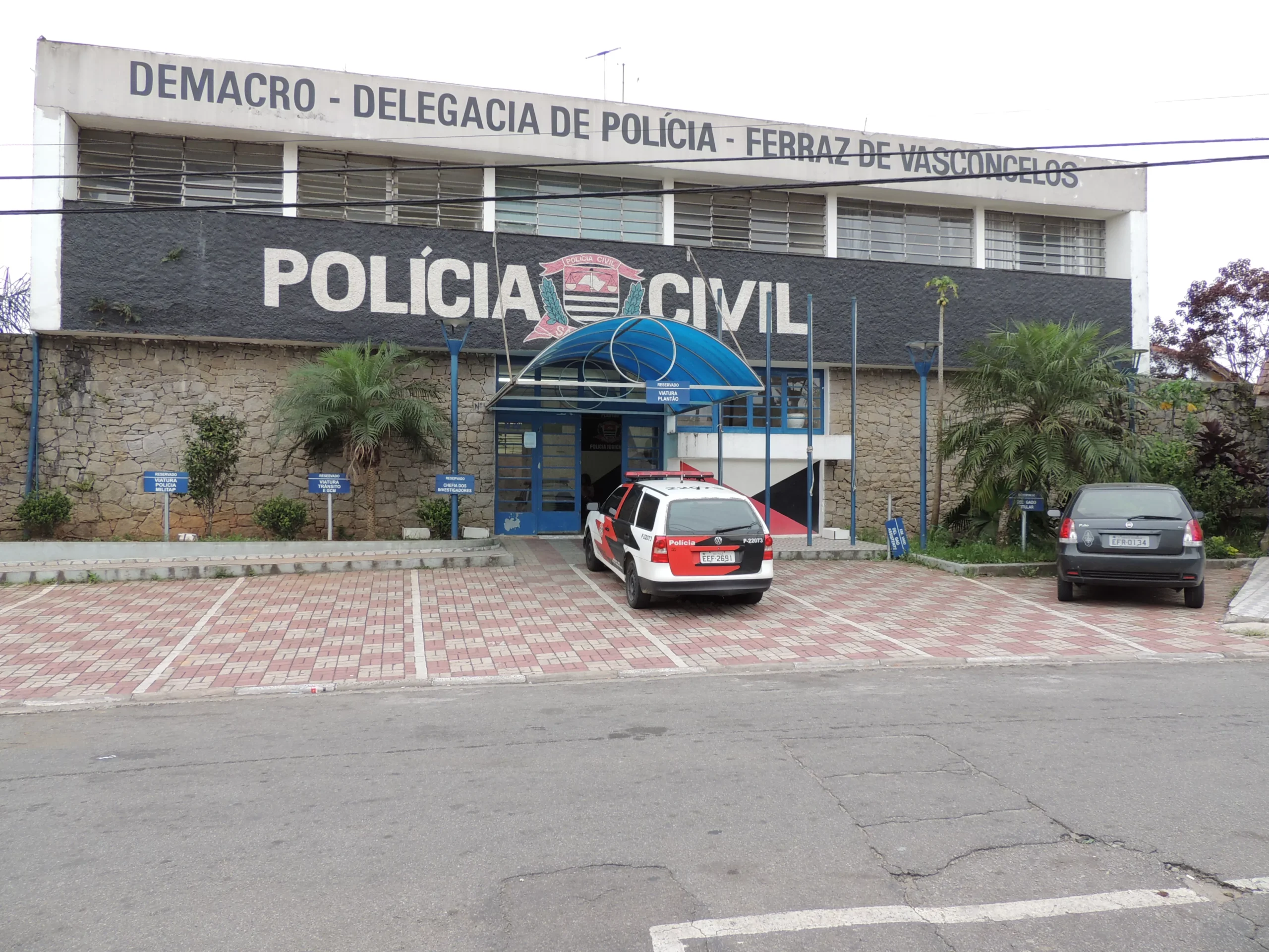 Polícia em Ferraz de Vasconcelos atendendo ocorrência de violência doméstica.