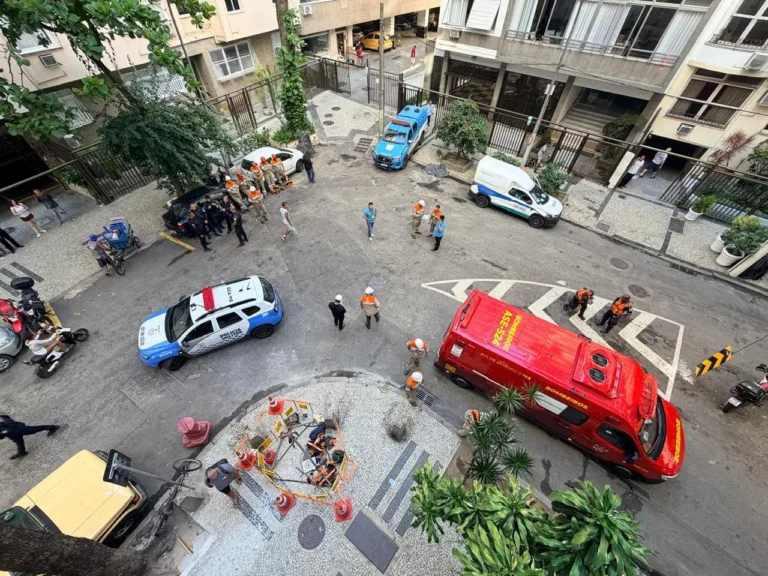 Bombeiros socorrendo vítima de choque elétrico no Leme, Rio de Janeiro