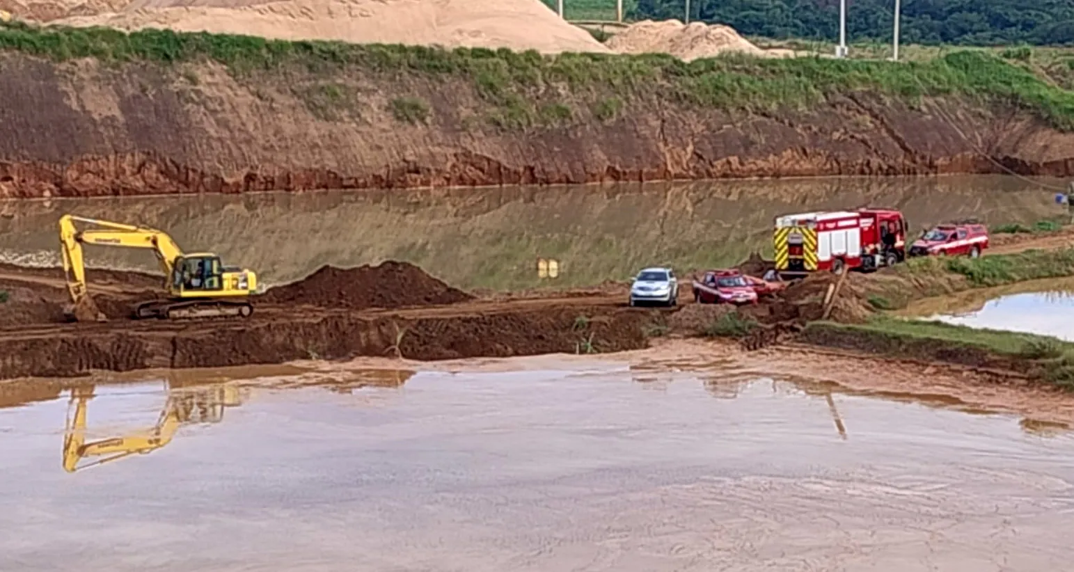 Acidente com trator em mineradora de Corumbataí, SP