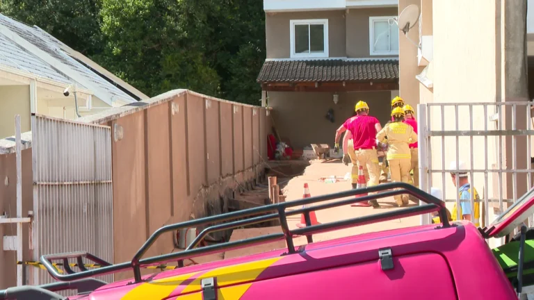 Cena de acidente de trabalho em Curitiba com deslizamento de terra e interdição da obra.