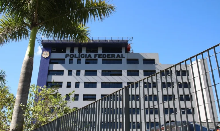 Dois policiais, um da PM e um da PF, trabalhando juntos na Zona Sul de São Paulo, onde um suspeito de crimes financeiros foi preso.