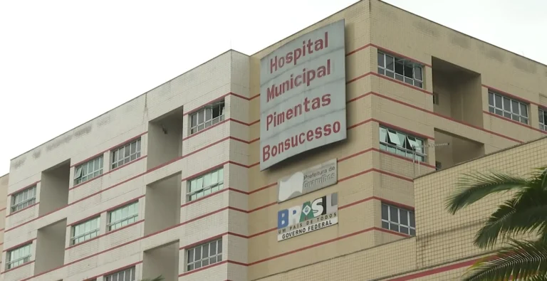 Corredor lotado e improvisações em hospital público de Guarulhos