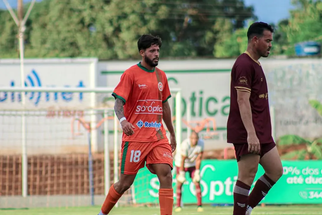 Almeida, atacante do IAPE, jogando na Série D