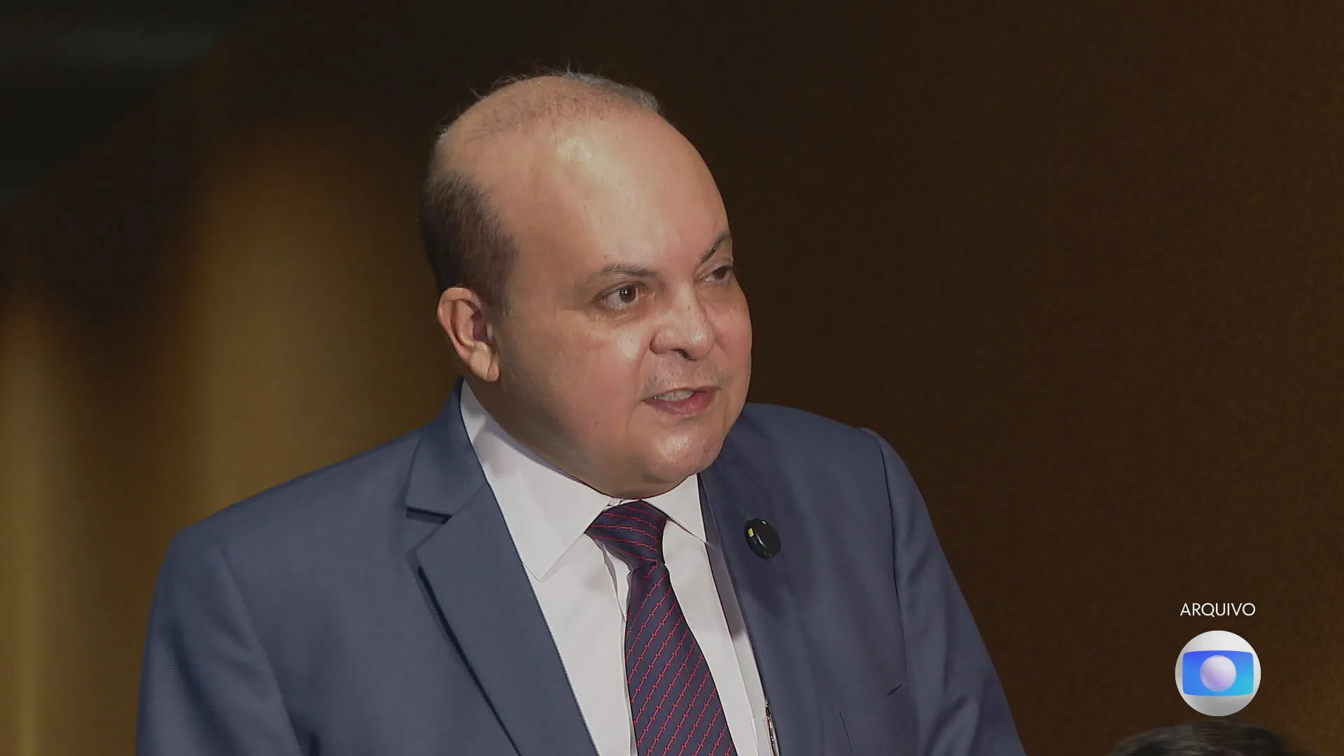 Fachada do BRB à noite, com luzes refletindo a crise financeira