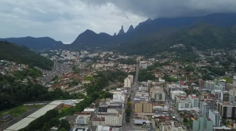 Construções altas em Teresópolis e o Parque Nacional da Serra dos Órgãos