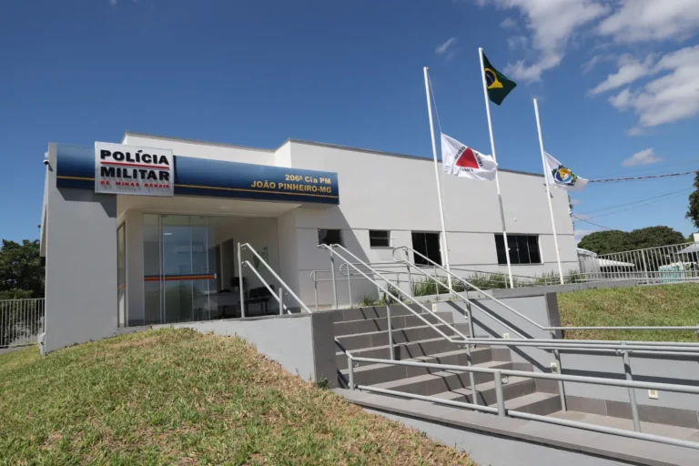 Idoso com celular em mãos, alerta para golpe de segurança