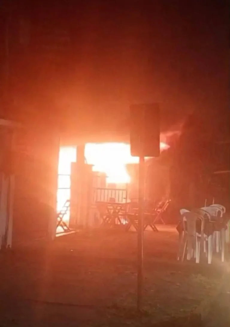 Foto de lanchonete em Resende com sinais de incêndio e fumaça