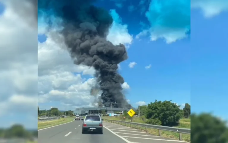 Fogo na fábrica de ônibus Caio em Botucatu com fumaça e bombeiros